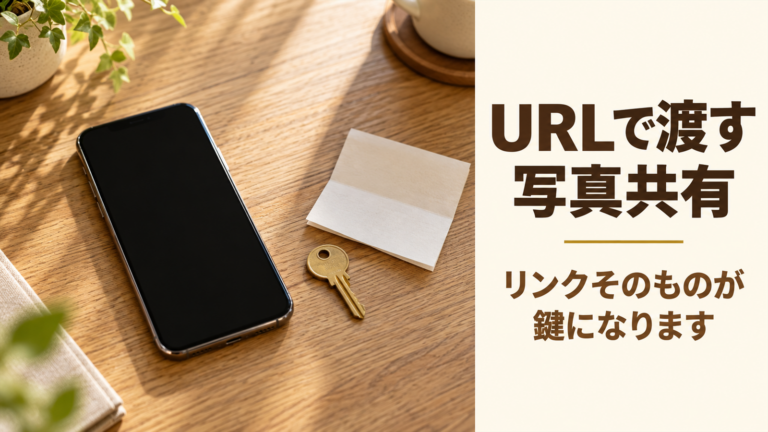 机に置かれたスマートフォンと真鍮の鍵とメモ用紙